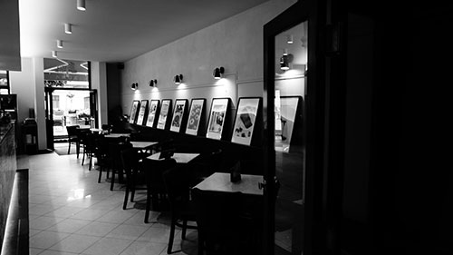 Kaviareň Caffe Roma interiér vstupná časť pohľad z fajčiarskej časti čiernobiela fotka