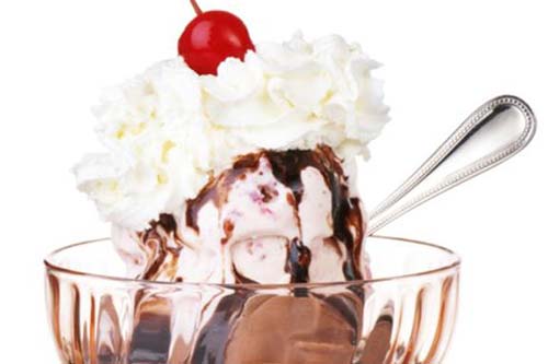 Zmrzlina s čokoládovou polevou v pohári